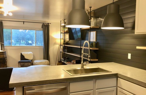 Bethany House | Easy Self Check-In for Centrally Located Home - Stay at the Little Llama House!