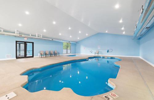 Hollister Apartment | Easy Street Retreat - LakeView - Indoor Pool