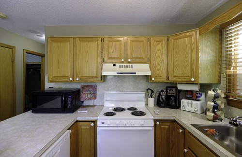 Lackawaxen House | Easy walk to the ski slopes and the shop.