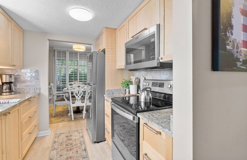 Folly Field Villa | EASY WALK TO THE BEACH - PETS WELCOME - STEPLESS - PRIVATE ENCLOSED PATIO