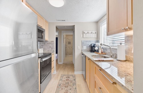 Folly Field Villa | EASY WALK TO THE BEACH - PETS WELCOME - STEPLESS - PRIVATE ENCLOSED PATIO