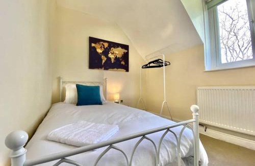Old Somerby House | EasyRest - Spacious Detached House - 10 Beds - 5 Bedrooms - 4 Bathrooms - Secure Parking 5 Vehicles - Excellent Road Links - Perfect for Contractors & Large Groups