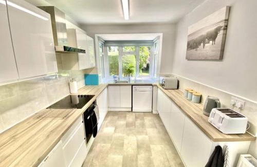 Old Somerby House | EasyRest - Spacious Detached House - 10 Beds - 5 Bedrooms - 4 Bathrooms - Secure Parking 5 Vehicles - Excellent Road Links - Perfect for Contractors & Large Groups