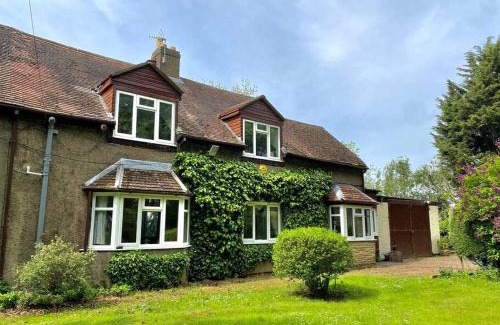 Old Somerby House | EasyRest - Spacious Detached House - 10 Beds - 5 Bedrooms - 4 Bathrooms - Secure Parking 5 Vehicles - Excellent Road Links - Perfect for Contractors & Large Groups