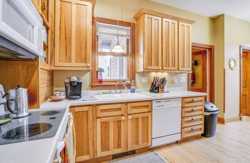 Eau Claire House | Eau Claire Retreat: Close to Campus & Dtwn!