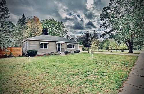 Eau Claire House | Eau Claire’s south side, Sunroom, 3BR,4 beds, 1BA