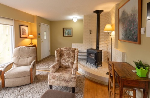Campbell River House | Ebb and Flow Inn