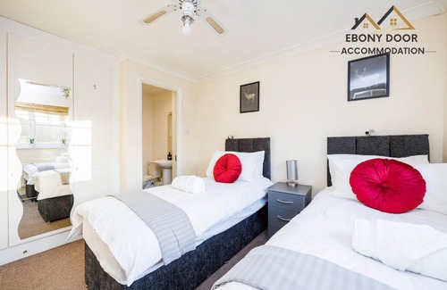 Grays House | Ebony Door Accommodation Charming 3 Bedroom House Thurrock Sleeps 6