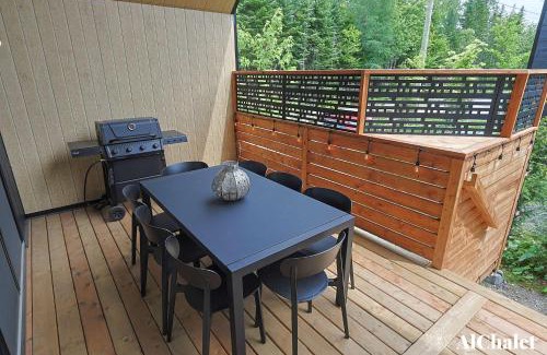 Pont-Rouge Ski Chalet | Echo des Bois - Cozy Getaway - Spa and Relaxation Nook