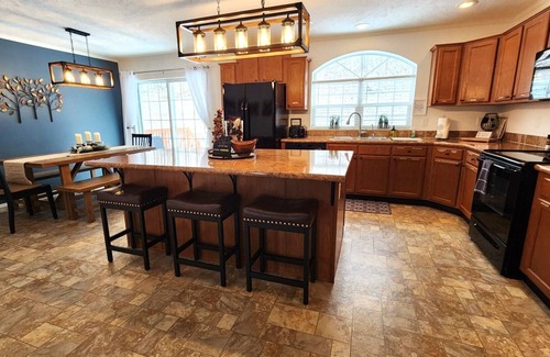 McArthur Cabin | Echo Hill - cabin close to Hocking Hills, comfortable, king suite, hot tub!