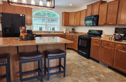 McArthur Cabin | Echo Hill - cabin close to Hocking Hills, comfortable, king suite, hot tub!