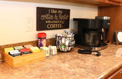 McArthur Cabin | Echo Hill - cabin close to Hocking Hills, comfortable, king suite, hot tub!