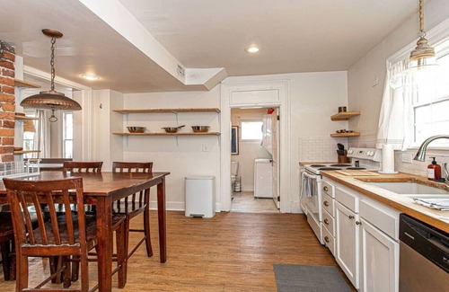 Knoxville House | Eclectic 1899 Victorian ~ Walk to Food & Drinks