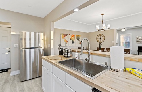 North Milwaukee Apartment | Eclectic 2 Bed Apt W/Parking Near State Forest