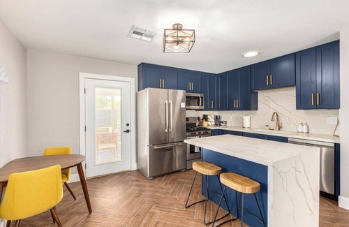 New Papago Parkway House | Eclectic Escape Pool, Murals & Outdoor Fun | Sleeps 6