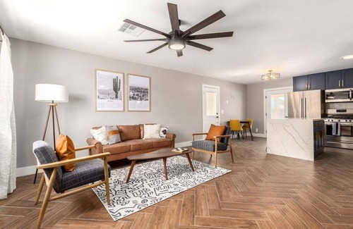 New Papago Parkway House | Eclectic Escape Pool, Murals & Outdoor Fun | Sleeps 6