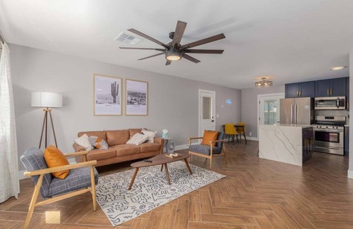 New Papago Parkway House | Eclectic Escape Pool, Murals & Outdoor Fun | Sleeps 6