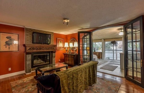 Chapel Hill House | Eclectic Forest View Efficiency in Quiet Chapel Hill Neighborhood
