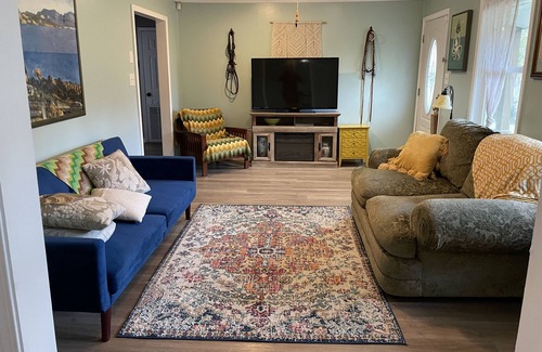 Maryville House | Eclectic Oasis: Spacious mid-century home; beautifully decorated- ready for you!