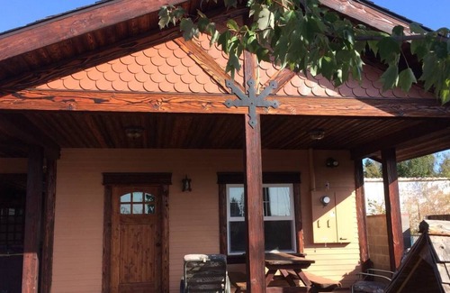 Salem House | Eclectic Private Guest Quarters Oregon 3D Art w/Spa