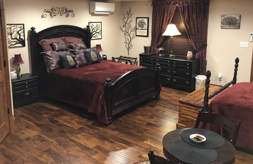 Salem House | Eclectic Private Guest Quarters Oregon 3D Art w/Spa