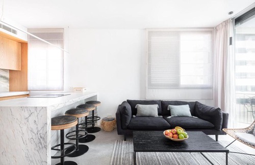 Tel Aviv City Center Apartment | Eclectic Vision by TLV2RENT