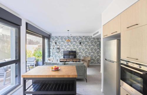 Tel Aviv City Center Apartment | Eclectic Vision by TLV2RENT