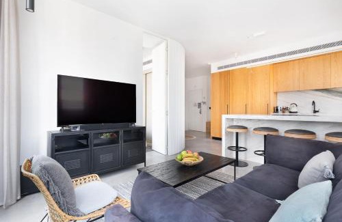 Tel Aviv City Center Apartment | Eclectic Vision by TLV2RENT