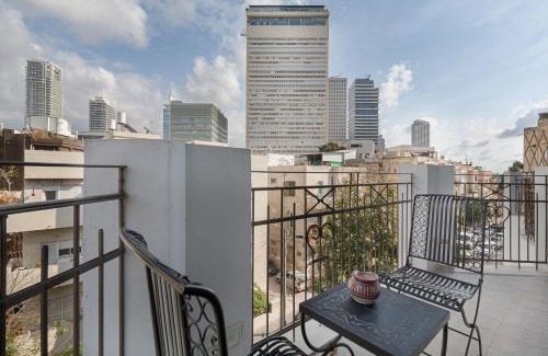 Tel Aviv City Center Apartment | Eclectic Vision by TLV2RENT