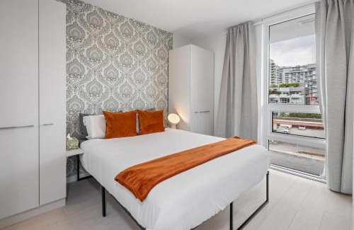 Mount Pleasant Apartment | Eco-Friendly Condo with AC Gym and Parking near SkyTrain for 5