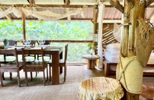 Cocorna Bed & Breakfast | Ecocabaña Pocahontas en rio Santo Domingo, Melcocho