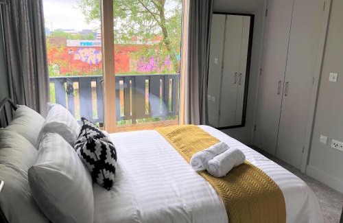 Coventry Apartment | Ecohome on the canal in a historic site near city