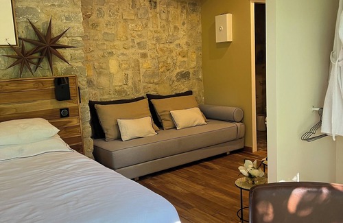 Garons Cabin | ECOLODGE & private SPA, park pool! In the heart of nature 7 kms south of Nîmes