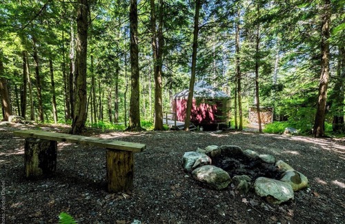 Saint-Etienne-De-Bolto Cabin | Ecological, intimate and immersive yurt: Le Lièvre