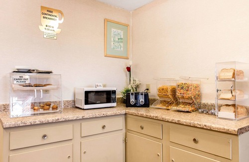 Holland Hotel | Econo Lodge Airport - Holland