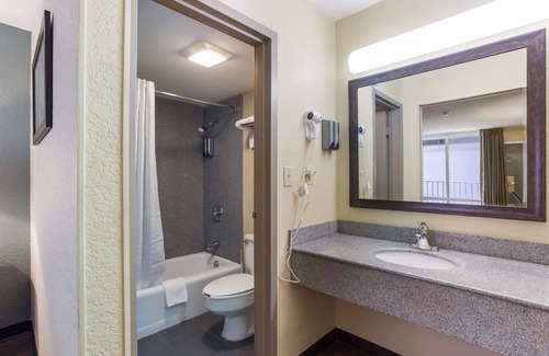 Gallatin Hotel | Econo Lodge Gallatin - Metro Nashville