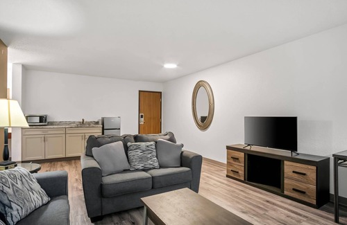 Auburn Hotel | Econo Lodge Inn and Suites