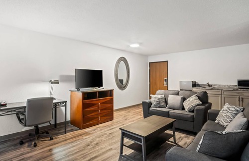 Auburn Hotel | Econo Lodge Inn and Suites