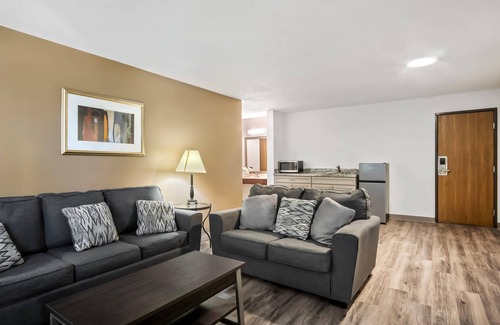 Auburn Hotel | Econo Lodge Inn and Suites