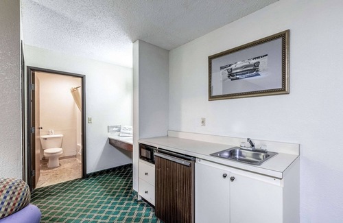 Auburn Hotel | Econo Lodge Inn and Suites