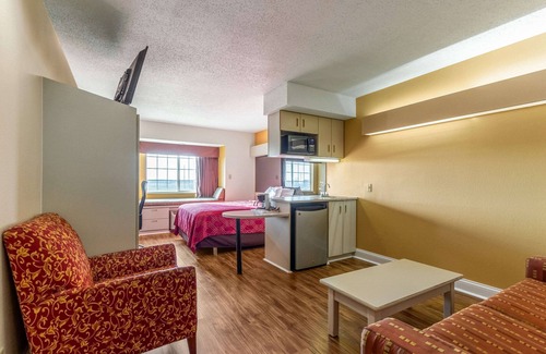 Evansville Hotel | Econo Lodge Inn & Suites Evansville