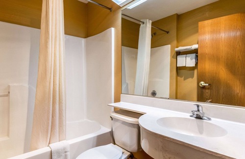 Evansville Hotel | Econo Lodge Inn & Suites Evansville