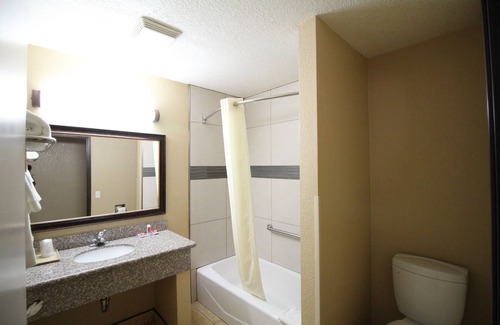 Fallbrook Hotel | Econo Lodge Inn & Suites Fallbrook Downtown