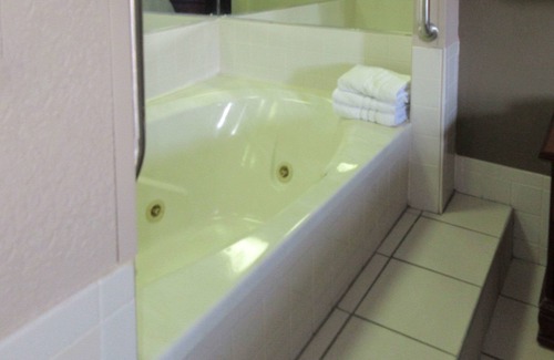Manchester Hotel | Econo Lodge Inn & Suites Manchester North