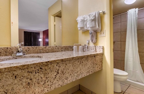 Kissimmee Hotel | Econo Lodge Inn & Suites Maingate Central
