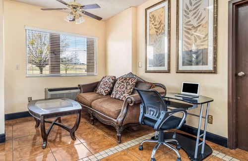 Macon Hotel | Econo Lodge Inn & Suites Macon West