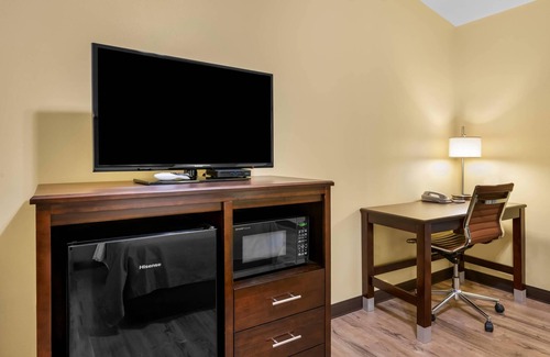 Eau Claire Hotel | Econo Lodge Inn & Suites
