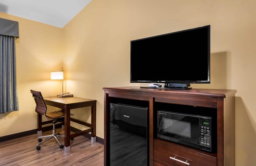Eau Claire Hotel | Econo Lodge Inn & Suites