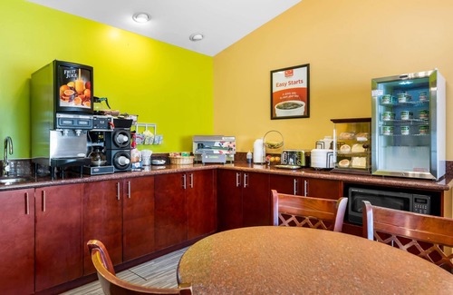 Eau Claire Hotel | Econo Lodge Inn & Suites