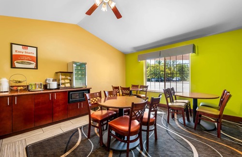 Eau Claire Hotel | Econo Lodge Inn & Suites